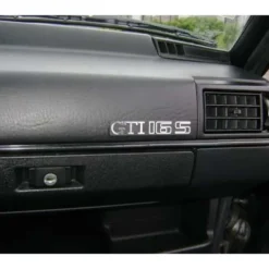 Emblème adhésif GTI 16S chromé sur fond noir de tableau de bord pour VW Golf 2 GTI 16S (08/1985-10/1991)