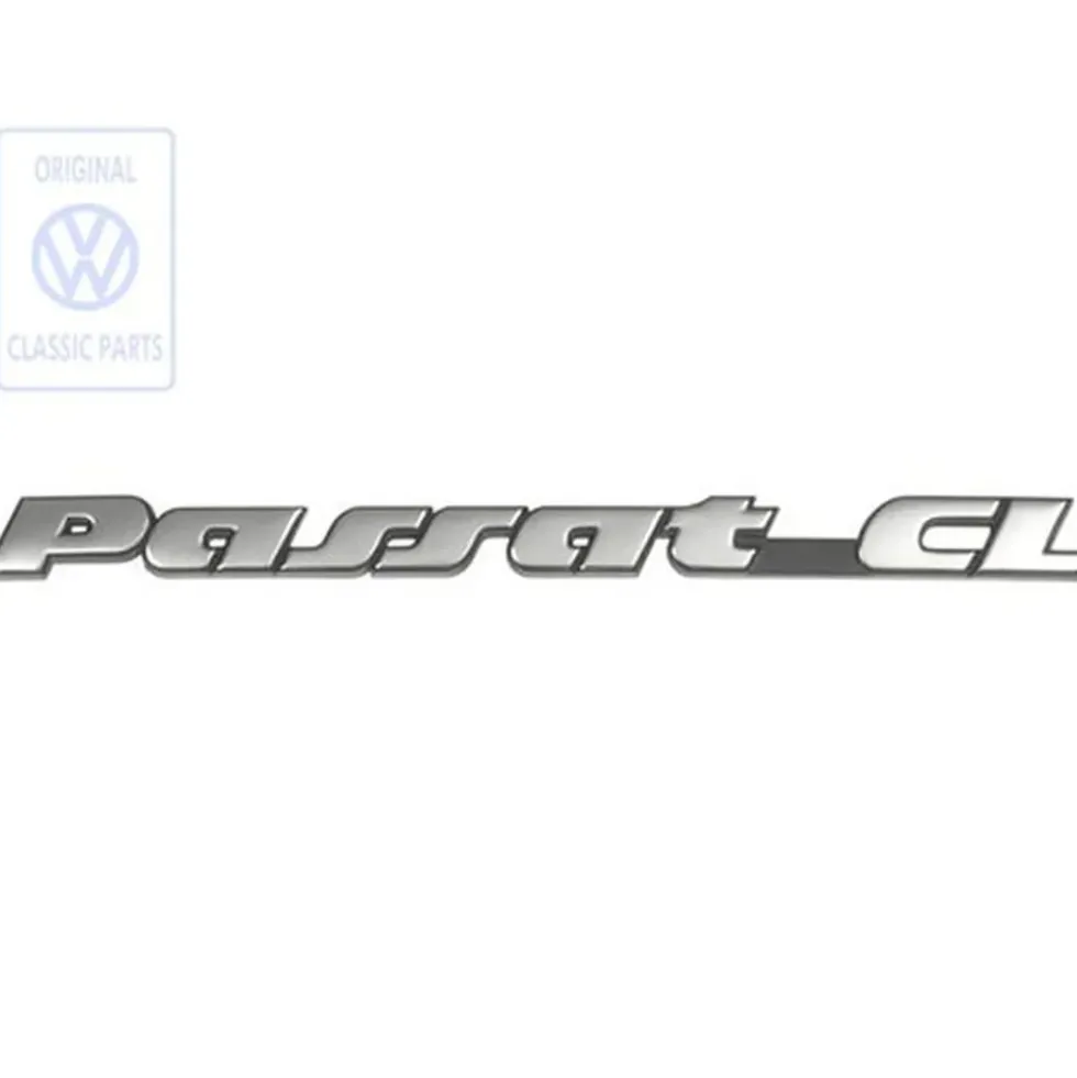 Emblème adhésif PASSAT CL chromé sur fond noir pour hayon et malle arrière de VW Passat B4 Berline et Variant CL (10/1993-12/1996)