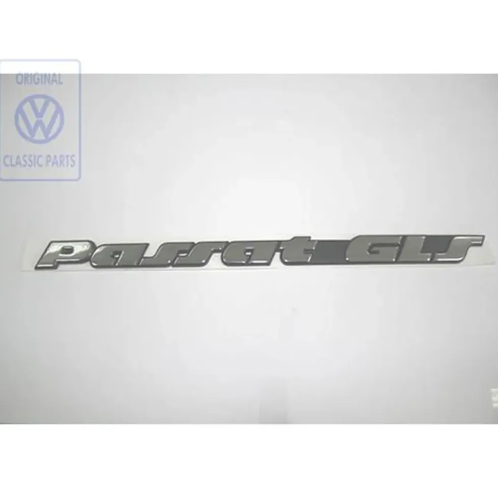 Emblème adhésif PASSAT GLS chromé sur fond noir pour hayon et malle arrière de VW Passat B4 Berline et Variant CL (10/1993-12/1996) - version USA