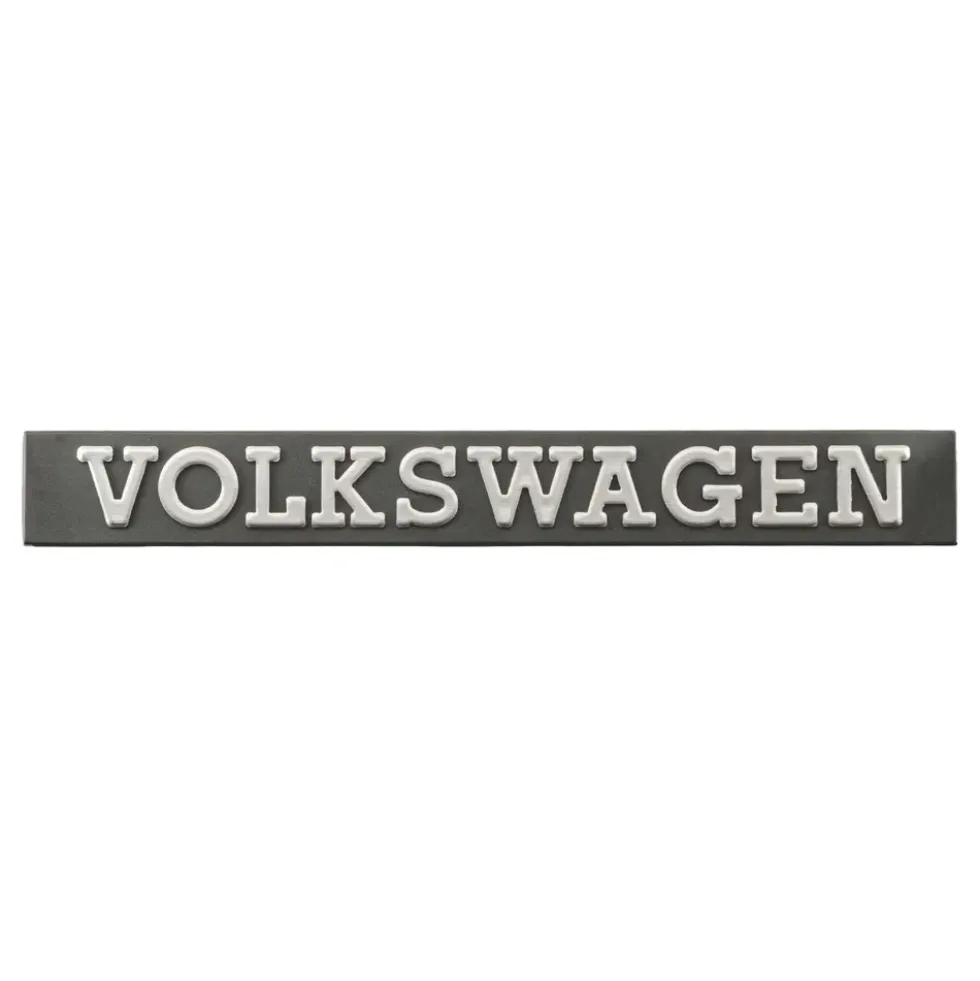 Emblème arrière VOLKSWAGEN chromé sur fond noir de hayon pour VW Passat B1 (1975-1980)