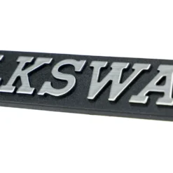 Emblème arrière VOLKSWAGEN chromé sur fond noir de hayon pour VW Passat B1 (1975-1980)