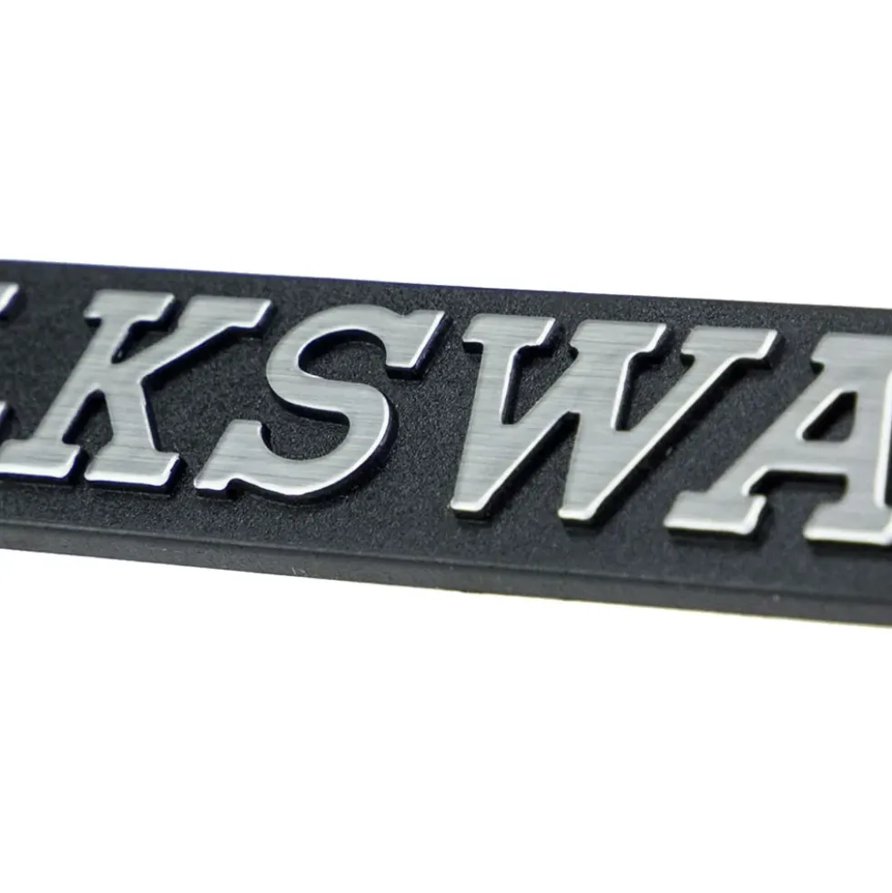 Emblème arrière VOLKSWAGEN chromé sur fond noir de hayon pour VW Passat B1 (1975-1980)