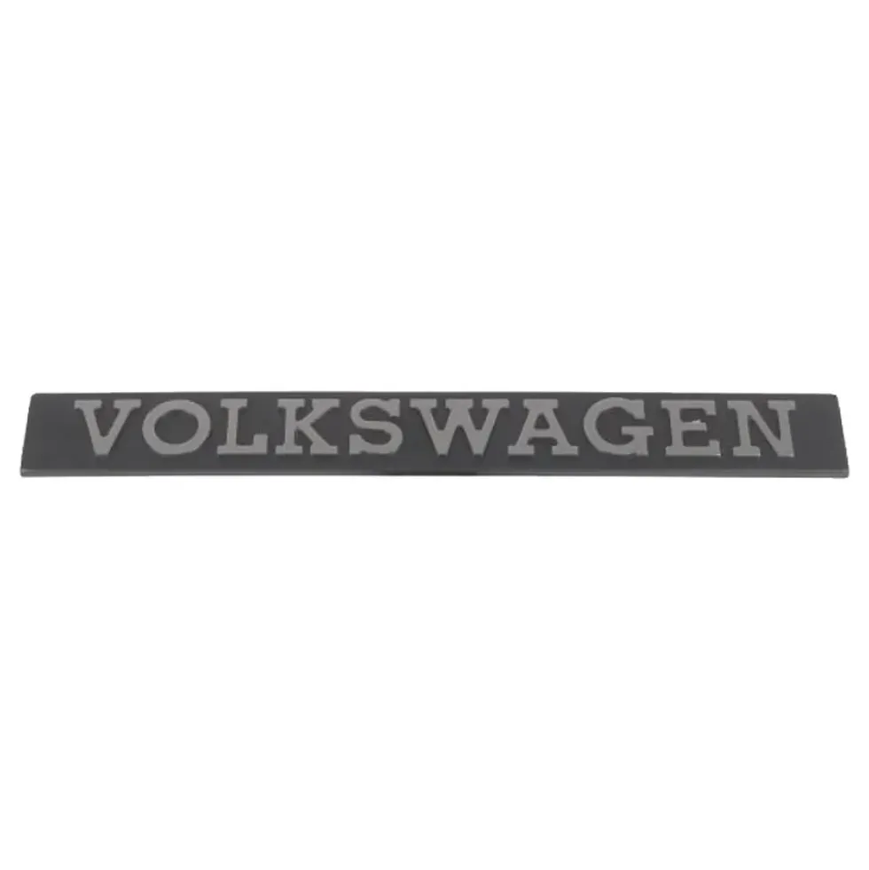 Emblème arrière VOLKSWAGEN chromé sur fond noir de hayon pour VW Passat B1 (1975-1980)